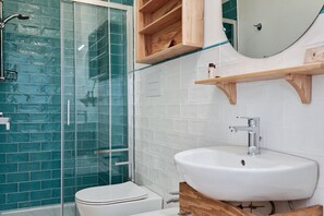 Regadera, secadora de cabello, bidet, toallas 