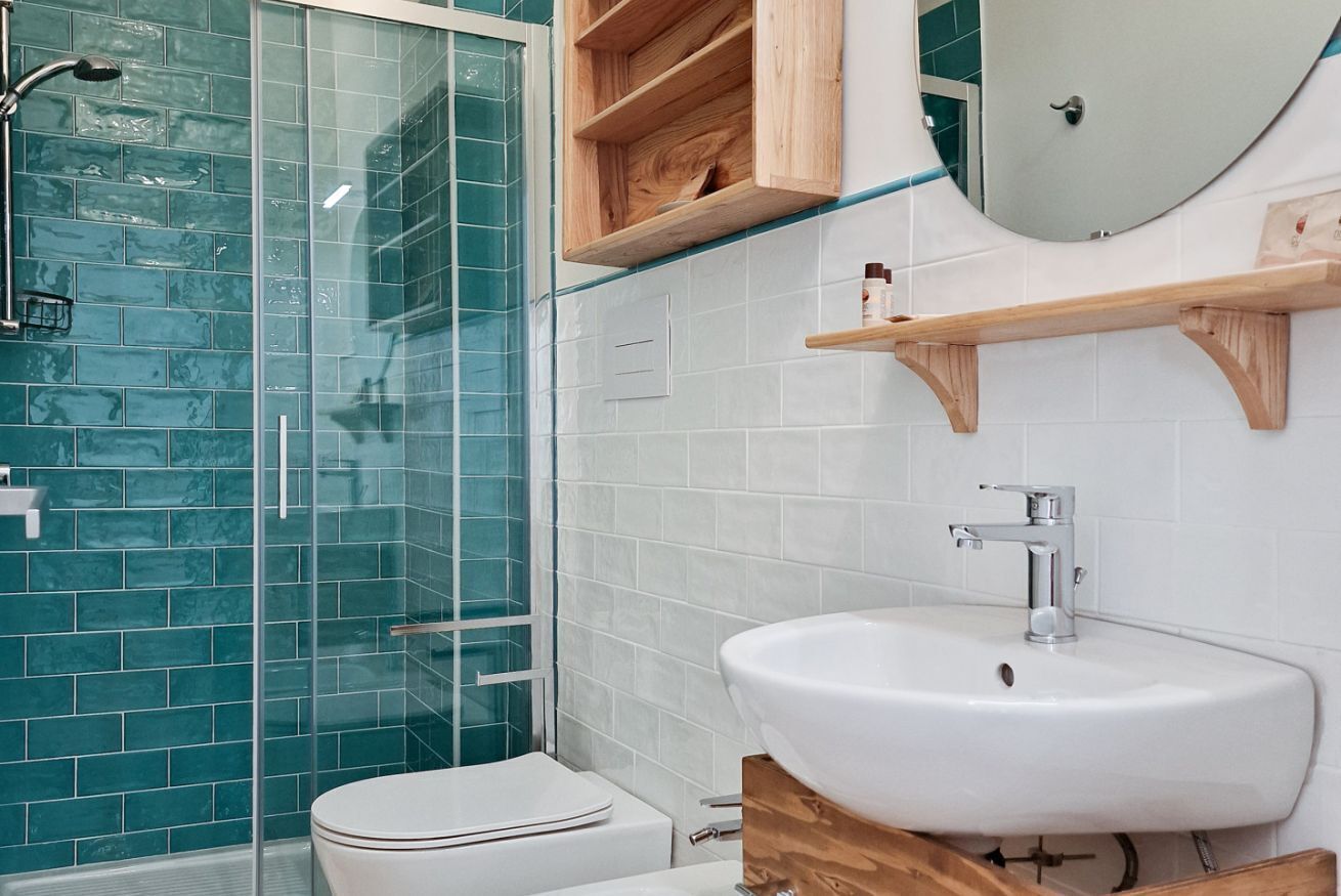 Douche, sèche-cheveux, bidet, serviettes fournies