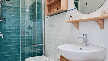 Douche, sèche-cheveux, bidet, serviettes fournies