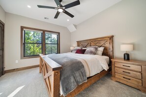 5 bedrooms, desk, iron/ironing board, free WiFi - Luxury Mtn Retreat I Hot Tub I Arcade I Custom Bunk Beds (Lincoln)