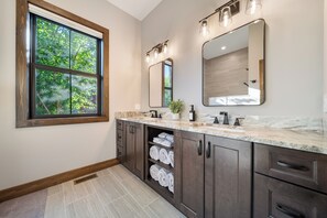 Shower, hair dryer, towels, soap - Luxury Mtn Retreat I Hot Tub I Arcade I Custom Bunk Beds (Lincoln)