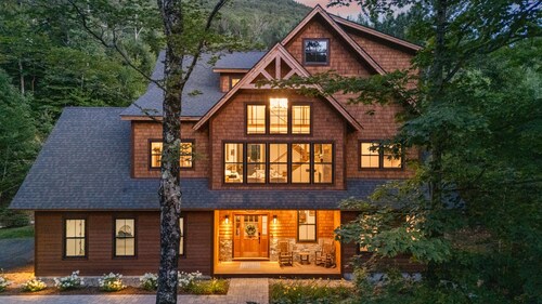 Luxury Retreat on Loon Mountain: 2 King Suites, Hot Tub, Arcades, Walk to River