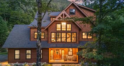 Luxury Retreat on Loon Mountain: 2 King Suites, Hot Tub, Arcades, Walk to River