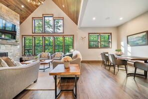 Smart TV, fireplace, video games, books - Luxury Mtn Retreat I Hot Tub I Arcade I Custom Bunk Beds (Lincoln)