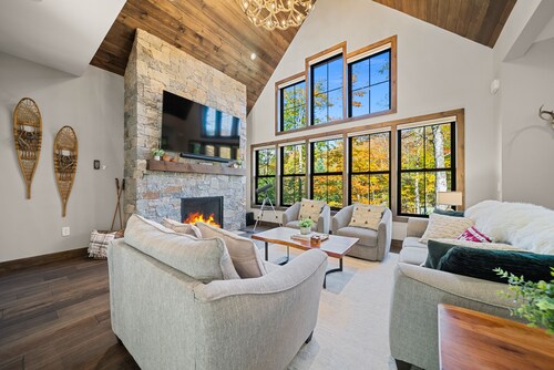 Loon Mountain Luxury • Hot Tub + Arcades: Foliage, Hike, Bike & Ski