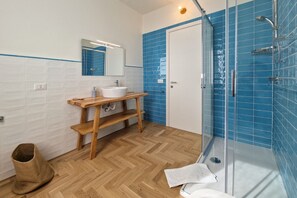 Douche, sèche-cheveux, bidet, serviettes fournies