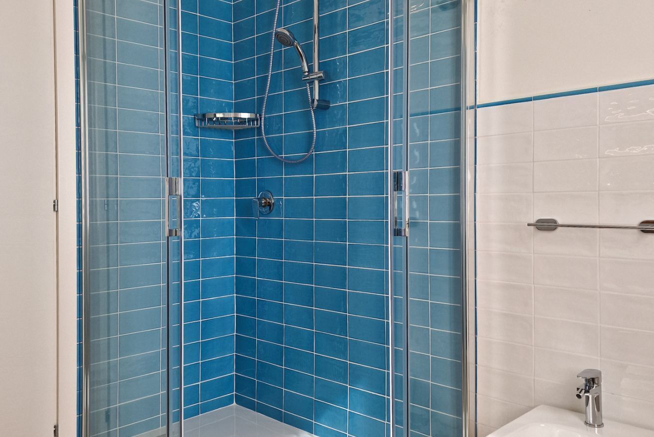 Douche, sèche-cheveux, bidet, serviettes fournies