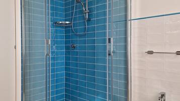 Douche, sèche-cheveux, bidet, serviettes fournies