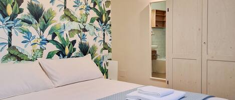 1 bedroom, desk, WiFi, bed sheets