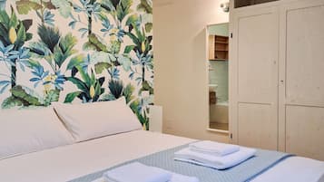 1 bedroom, desk, WiFi, bed sheets