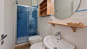 Een douche, een haardroger, een bidet