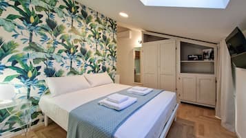 1 bedroom, desk, WiFi, bed sheets