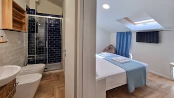 Douche, sèche-cheveux, bidet, serviettes fournies