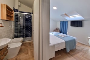 Ein modernes Badezimmer mit Dusche, Toilette und Waschbecken.