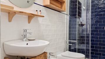 Douche, sèche-cheveux, bidet, serviettes fournies