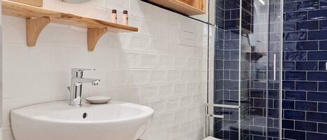 Douche, séchoir à cheveux, bidet, serviettes fournies