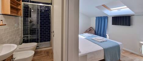 Bruser, hårtørrer, bidet, håndklæder