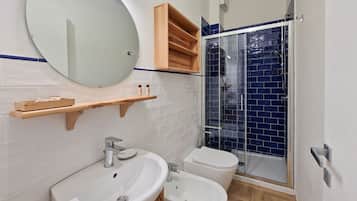 Dusche, Haartrockner, Bidet, Handtücher