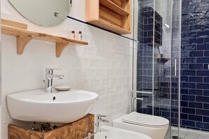 Een douche, een haardroger, een bidet, handdoeken