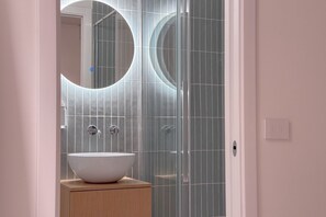 Een douche, een haardroger, een bidet, handdoeken