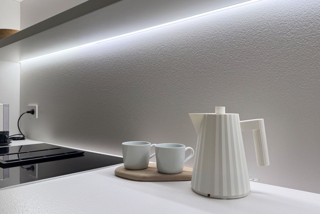 Kühlschrank, Wasserkocher mit Kaffee-/Teezubehör