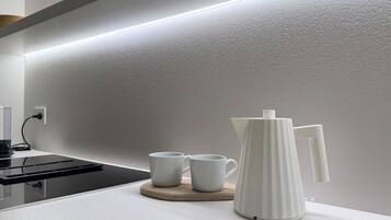 Kühlschrank, Wasserkocher mit Kaffee-/Teezubehör