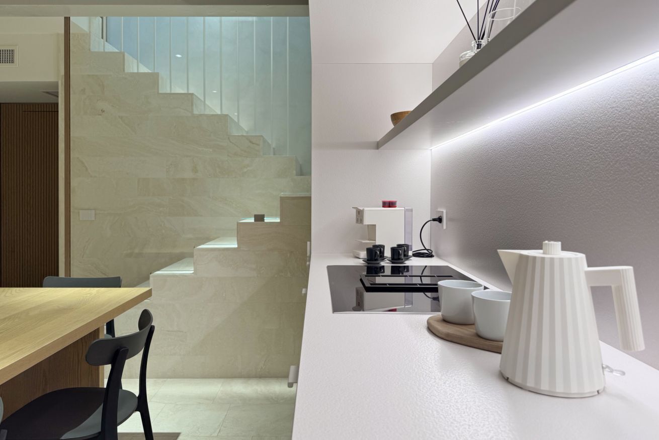 Kühlschrank, Wasserkocher mit Kaffee-/Teezubehör