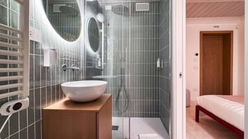 Shower, hair dryer, bidet, towels