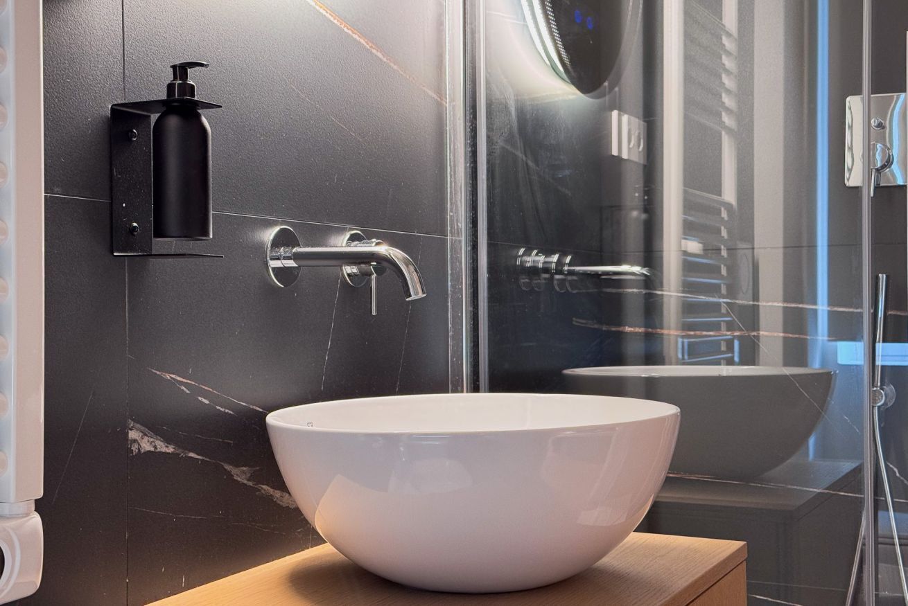 Shower, hair dryer, bidet, towels