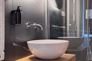 Dusche, Haartrockner, Bidet, Handtücher