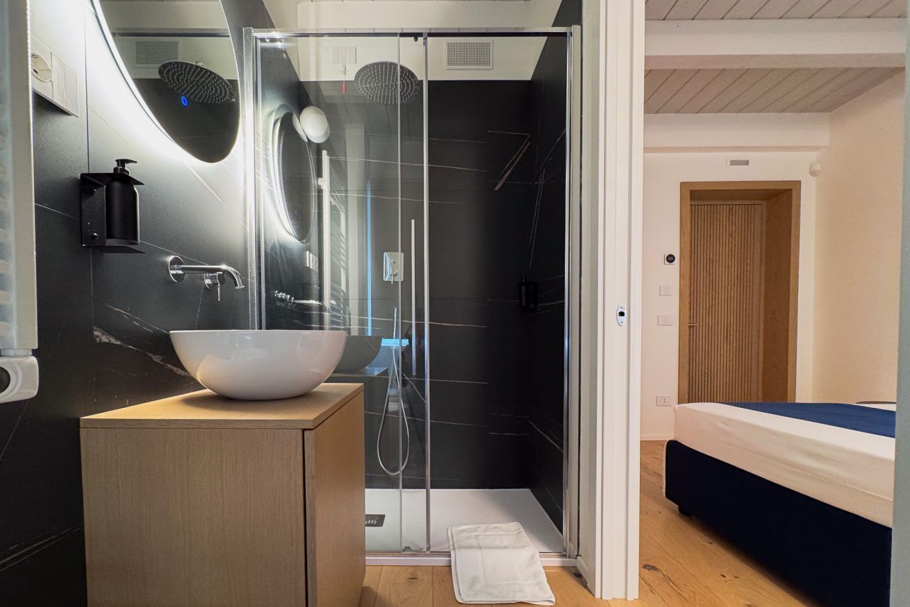 Douche, sèche-cheveux, bidet, serviettes fournies