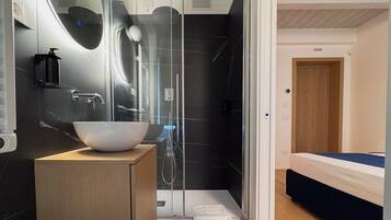 Douche, sĂšche-cheveux, bidet, serviettes fournies