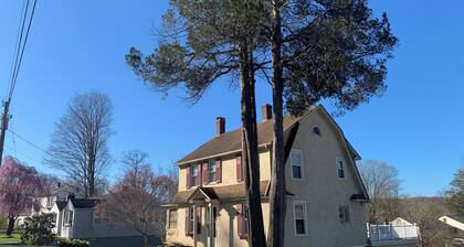 Charming 1-bedrm unit with WiFi, AC in quaint Deep River- “Queen of the Valley”