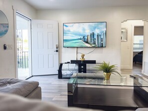 Smart TV, books, stereo - Happy House Miami! 3 Bedroom close to Wynwood! 1 King, 3 Queens - 8 adults! (Miami)
