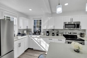 Fridge, microwave, oven, stovetop - Happy House Miami! 3 Bedroom close to Wynwood! 1 King, 3 Queens - 8 adults! (Miami)