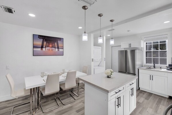 Dining - Happy House Miami! 3 Bedroom close to Wynwood! 1 King, 3 Queens - 8 adults! (Miami)