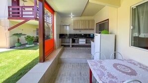 A kitchen with a tiled floor, a refrigerator, and a sink. - AP 08A Ala Morrinhos Residencial Solavir (Bombinhas)
