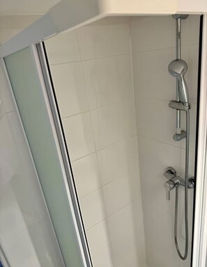 Doccia, bidet, asciugamani, sapone