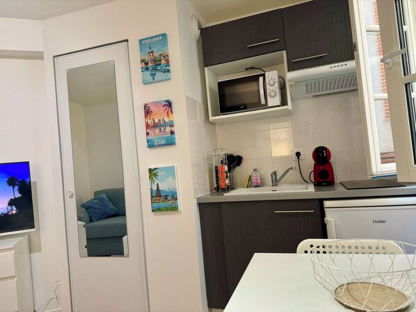 Coffee/tea maker, electric kettle, cookware/dishes/utensils, spices