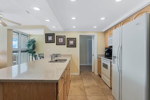 ثلاجة، ميكروويف، فرن، موقد طهي مسطح