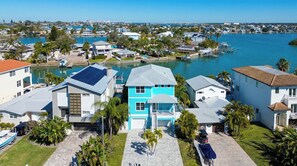 Un quartier résidentiel comprenant des maisons, un port de plaisance et une vaste étendue d’eau.