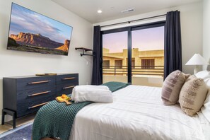 3 bedrooms, desk, iron/ironing board, travel cot - Wild West Oasis - Experienced Hosts, 2 King Suites (Hurricane)