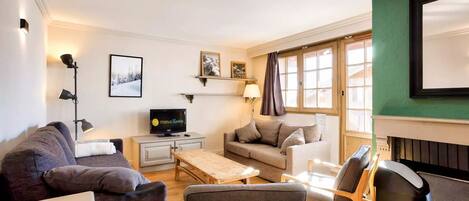TV, fireplace