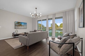 TV - Brand New Themed Home With an Amazing Lake View 11 (Davenport)