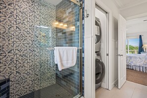 6 soverom, strykejern/-brett, reiseseng for barn og wi-fi (inkludert)