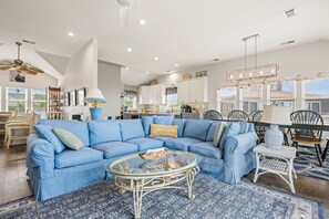 Smart-TV, peis, DVD-spiller og bøker