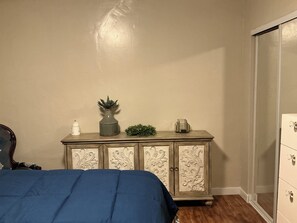 4 bedrooms, iron/ironing board, WiFi, bed sheets - 3-bedroom house with WiFi in Los Angeles with bonus room for entertainment (Los Angeles)