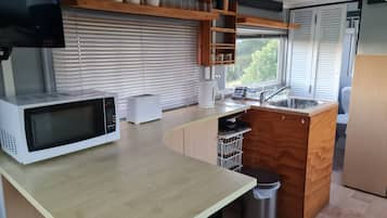 Refrigerador, microondas, tetera eléctrica y tostadora