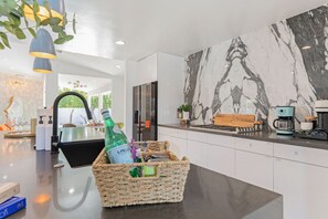 Fridge, microwave, oven, stovetop - El Sip by Rather Be Properties (Palm Springs)