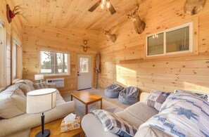 Living area - Spacious 3-Bedroom Cabin on Beautiful Blueberry Lake (New Post)